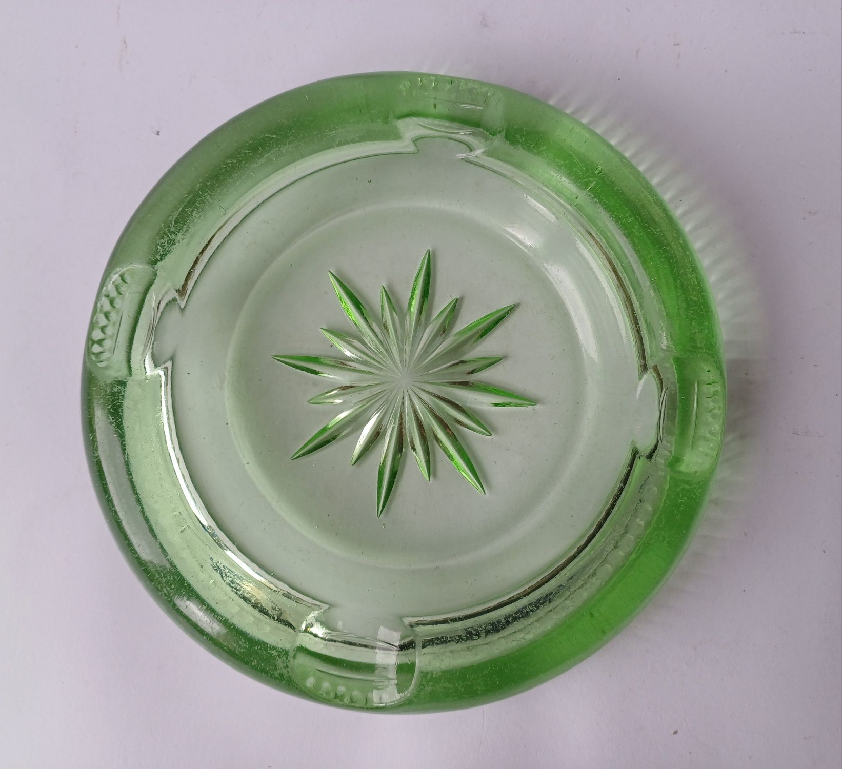 Szklana popielnica - zielone szkło prasowane  - antyk