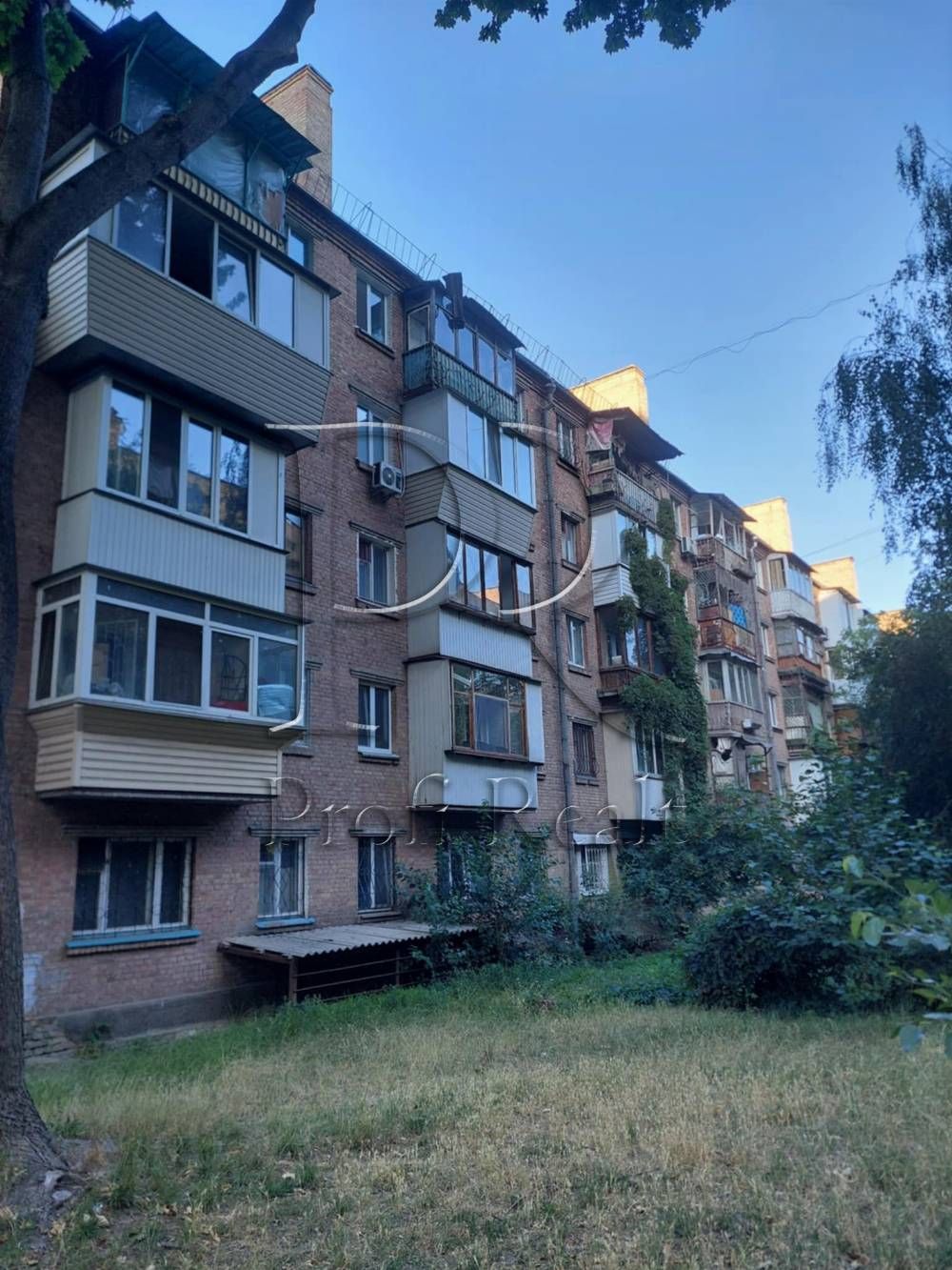 Продаж 3 кімн. квартири за адресою Кирилівська 110