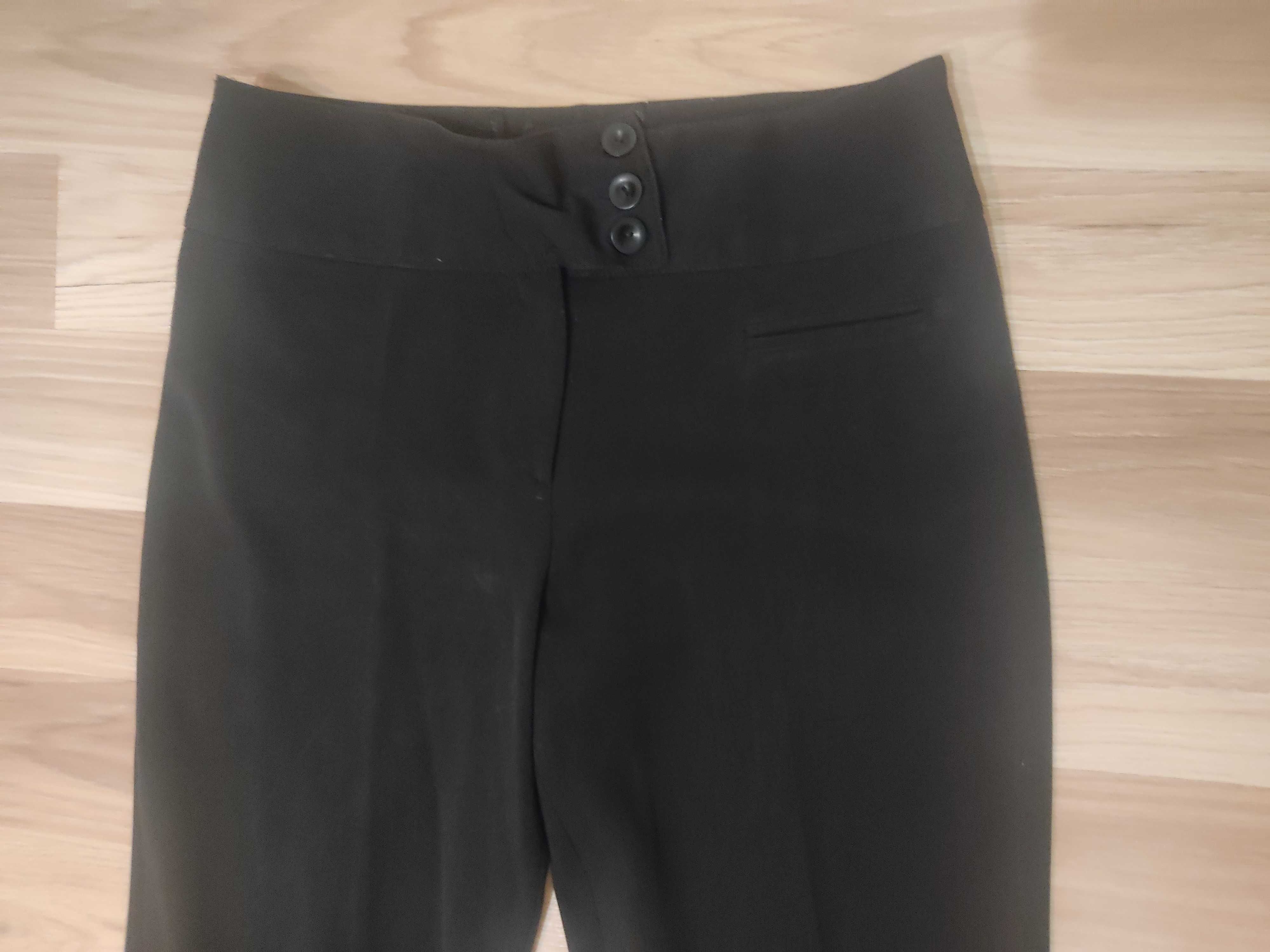 Czarne spodnie z poszerzana nogawka