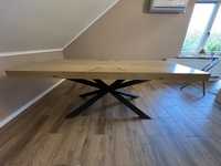 Drewniany stół z metalową nogą
