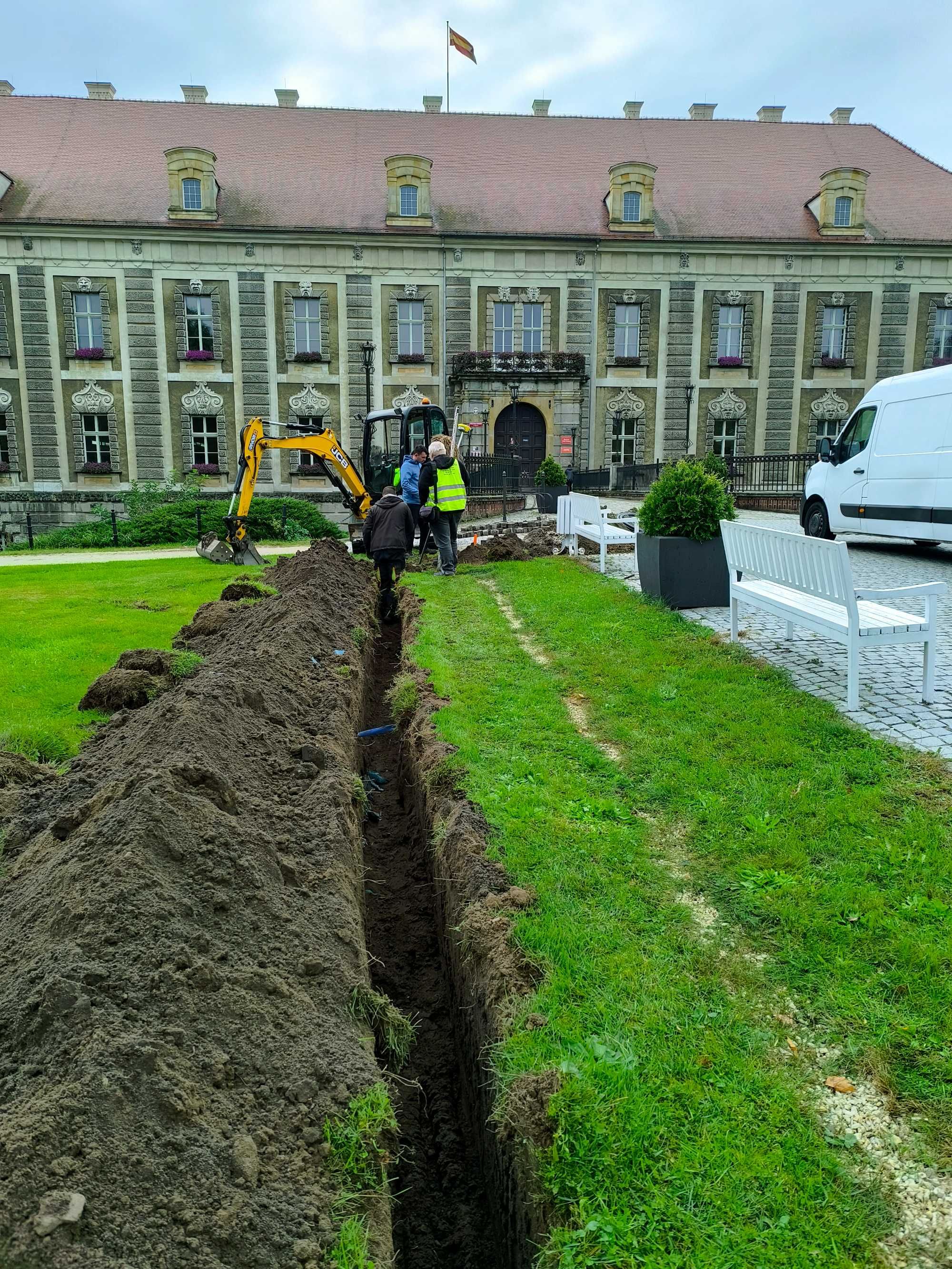 Minikoparka - Usługi minikoparką Żagań, Żary, Kożuchów i okolice.