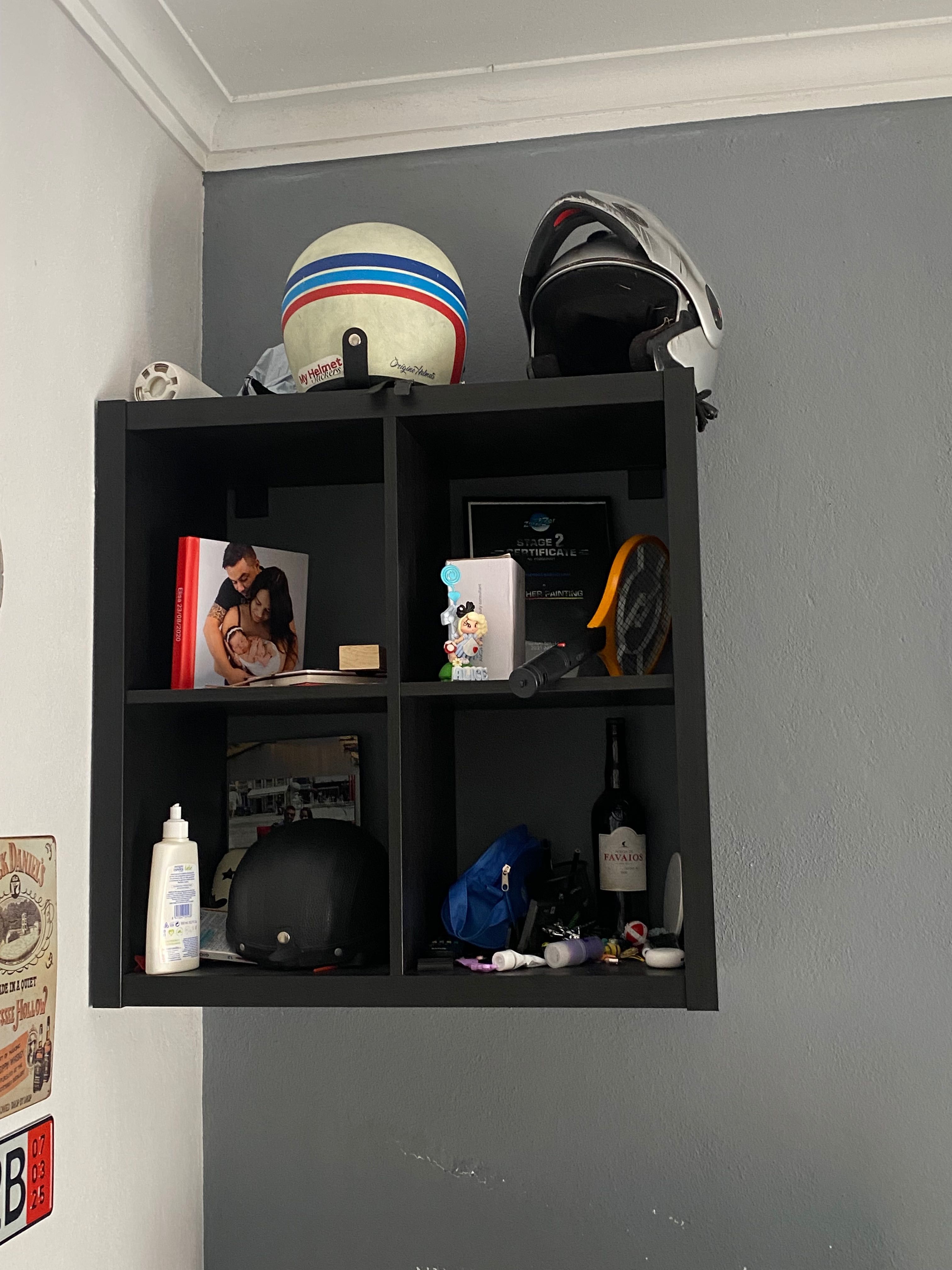 Sofá cama, cama, máquina de lavar roupa, mesa com 4 cadeiras, espelho,