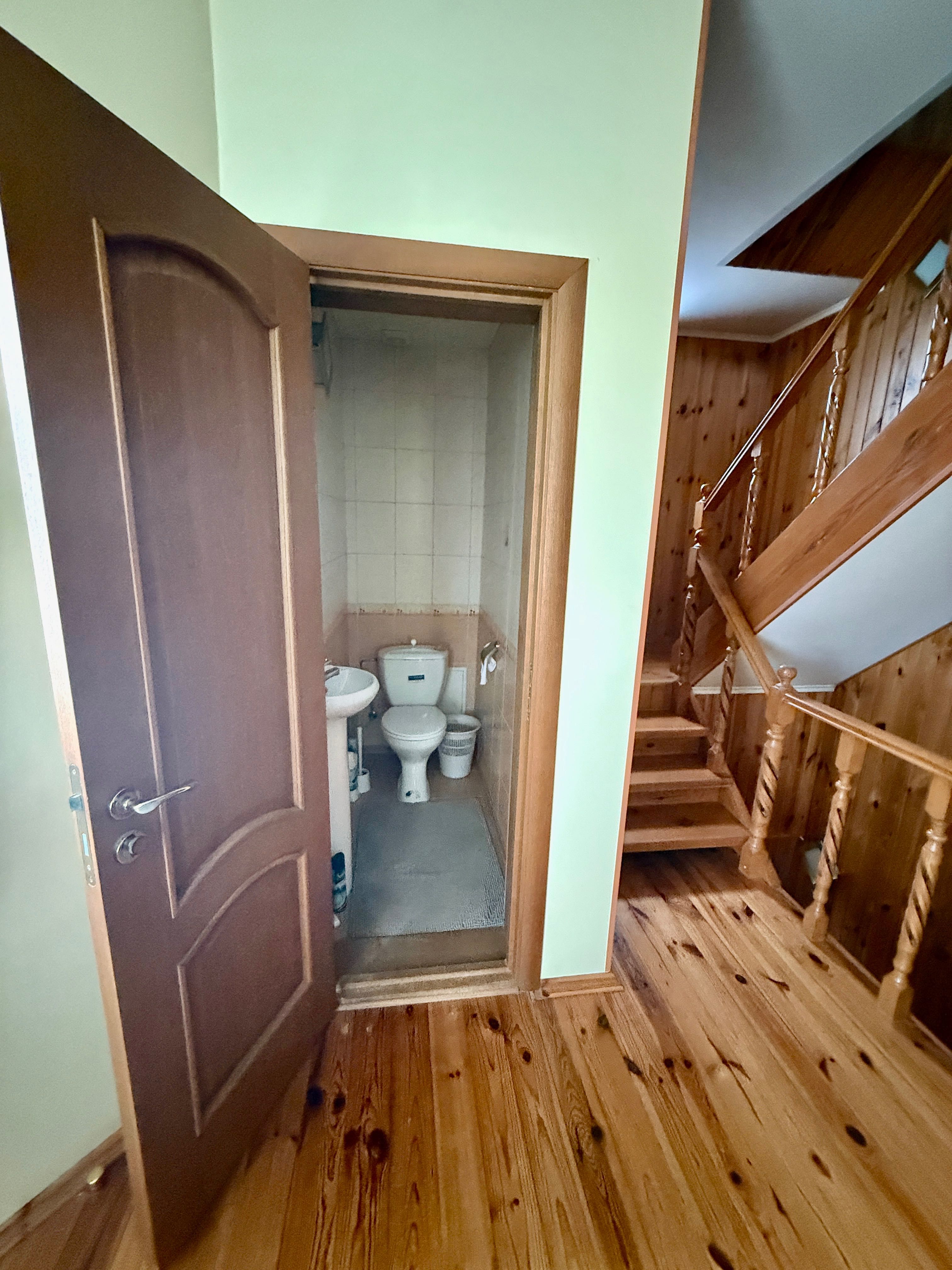 Продам будинок з  підвалом, ремонтом та меблями біля Київського моря
