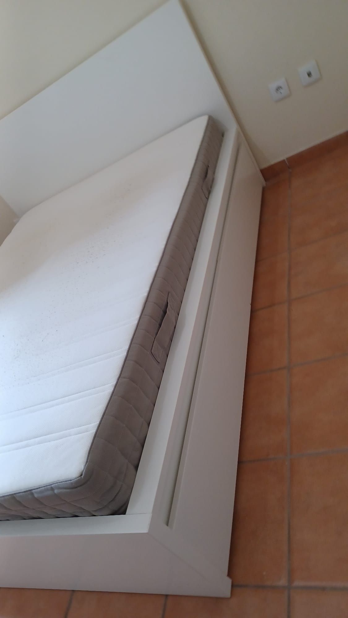 Vendo cama com pouco uso e em muito bom estado