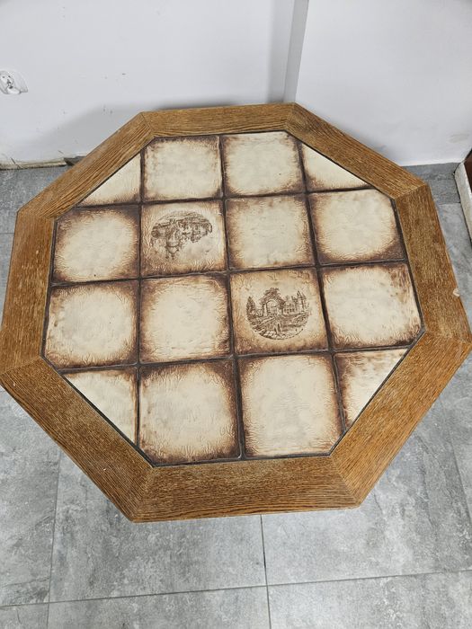 Stolik dębowy z płytkami do salonu