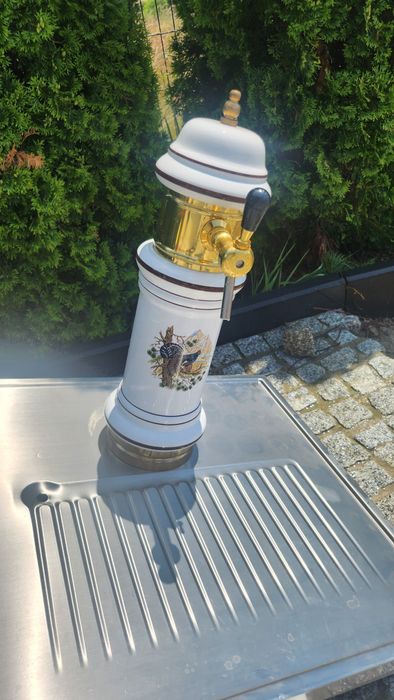 Zlewozmywak z antycznym dozownikiem na lane piwo