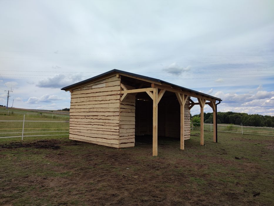 Wiaty tarasy stajnie dla koni.