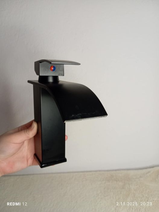 Nowoczesna czarna bateria umywalkowa z efektem wodospadu