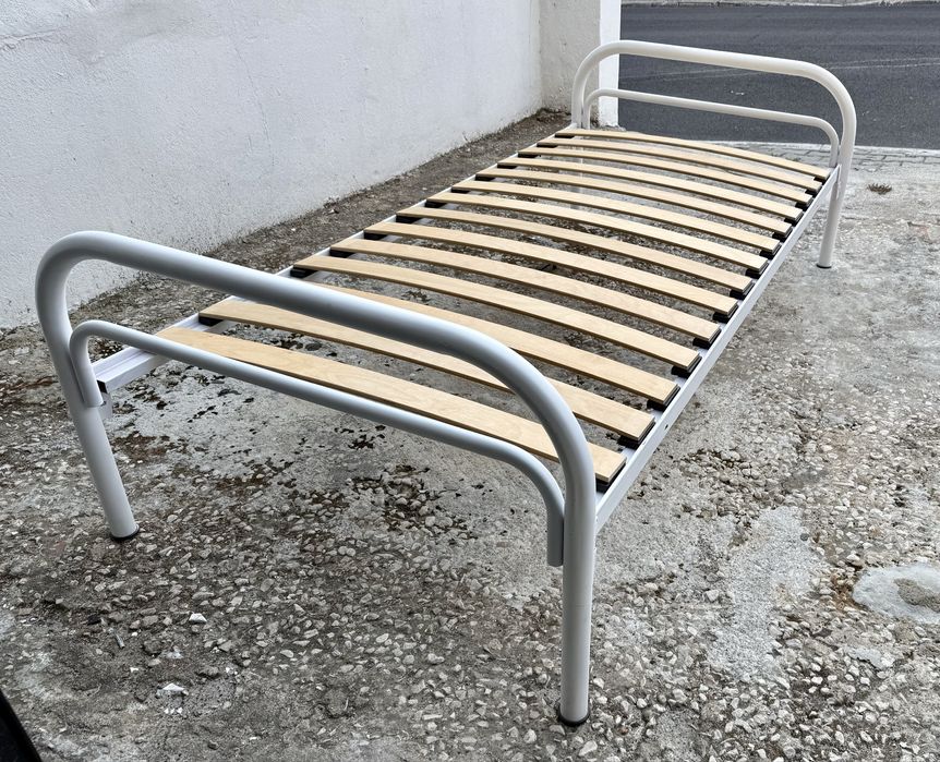 Cama de solteiro em ferro 90x190