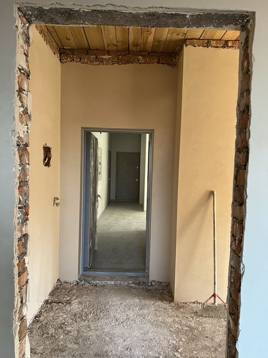 Займаємось  гіпсовою та вапняною штукатуркою та стяжкою