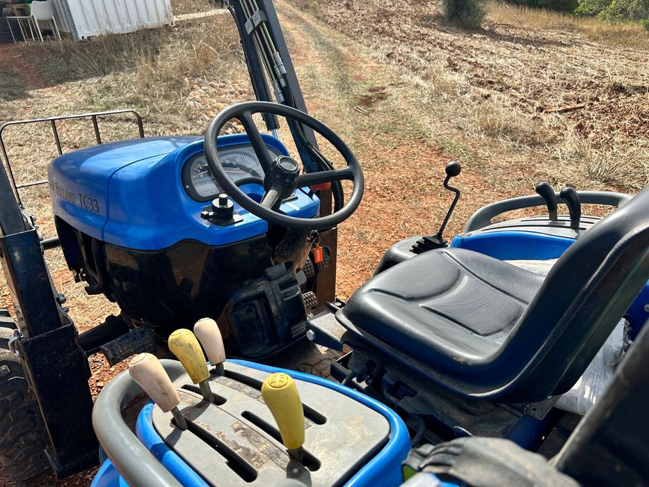 New Holland TC33 4x4 + Carregador Frontal + Alfaias