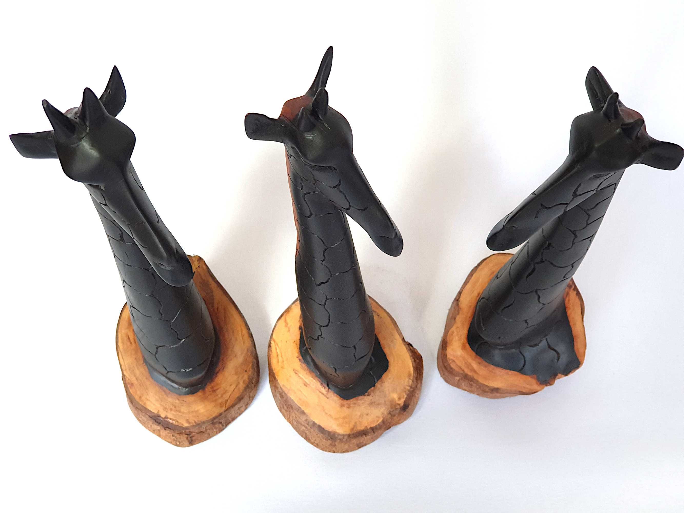 Conjunto de 3 esculturas de girafa em madeira feitas de tronco madeira