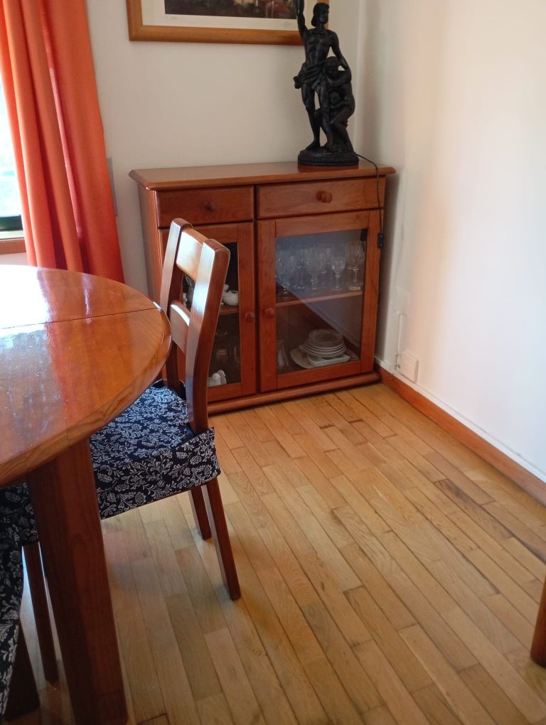 Mesa de jantar c/ cadeiras e aparador