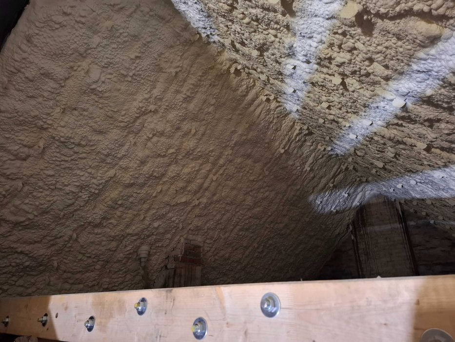 Ocieplanie pianą PUR | Izolacje natryskowe-dachy, poddasza, fundamenty