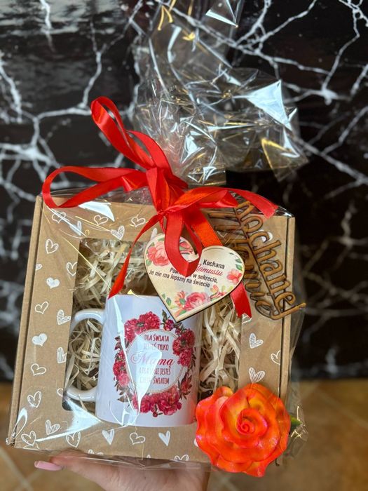 Kubek i brelok  prezent dzień mamy to co na zdjęciu