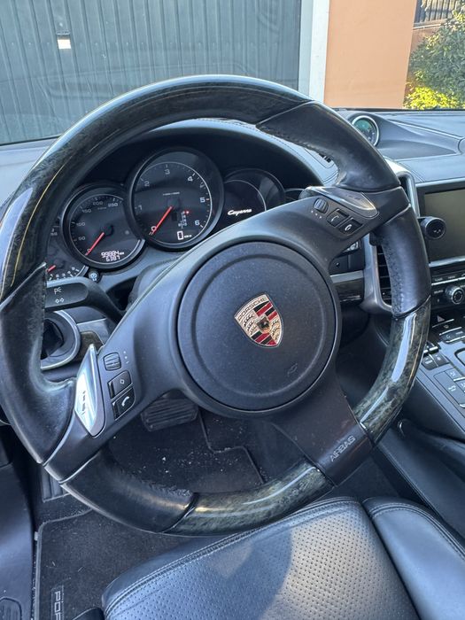 Porsche Cayenne muito estimado com pouco kms