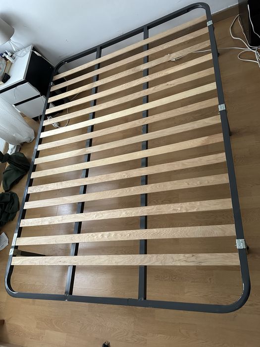 Cama/estrado com pés 140x200 em muito bom estado