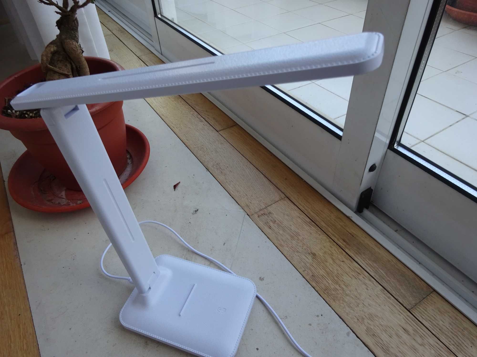 Candeeiro  para secretária, mesa de cabeceira ou de trabalho.