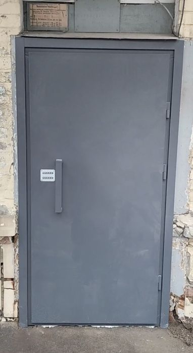 Металеві вхідні двері в під'їзд/тамбур з кодовим замком/нестандарти