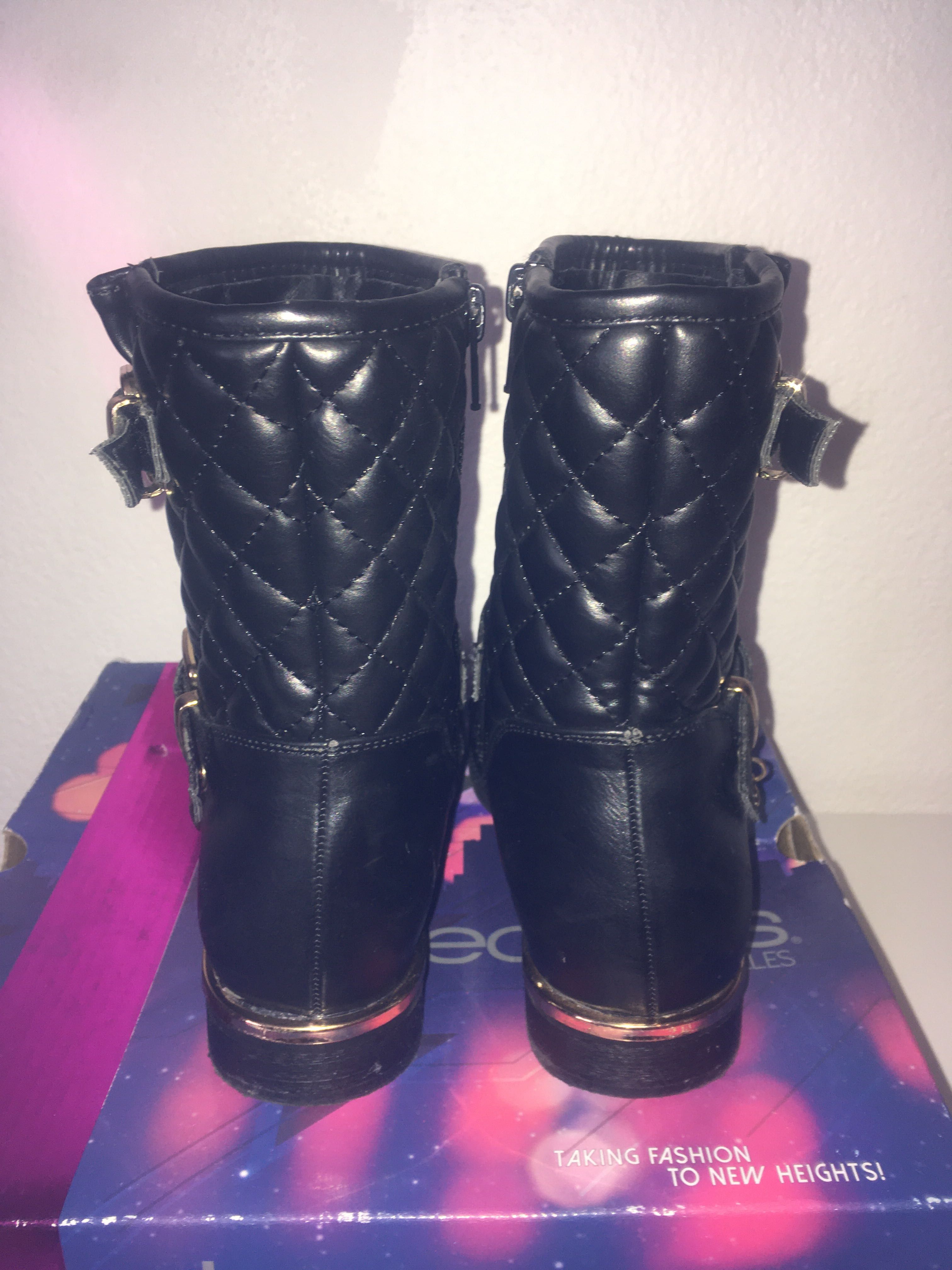 Botas skechers pretas, tam 33,5, com pouco uso