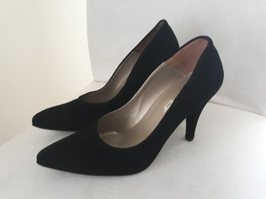 Sapatos em.pele de camurça pretos NOVOS