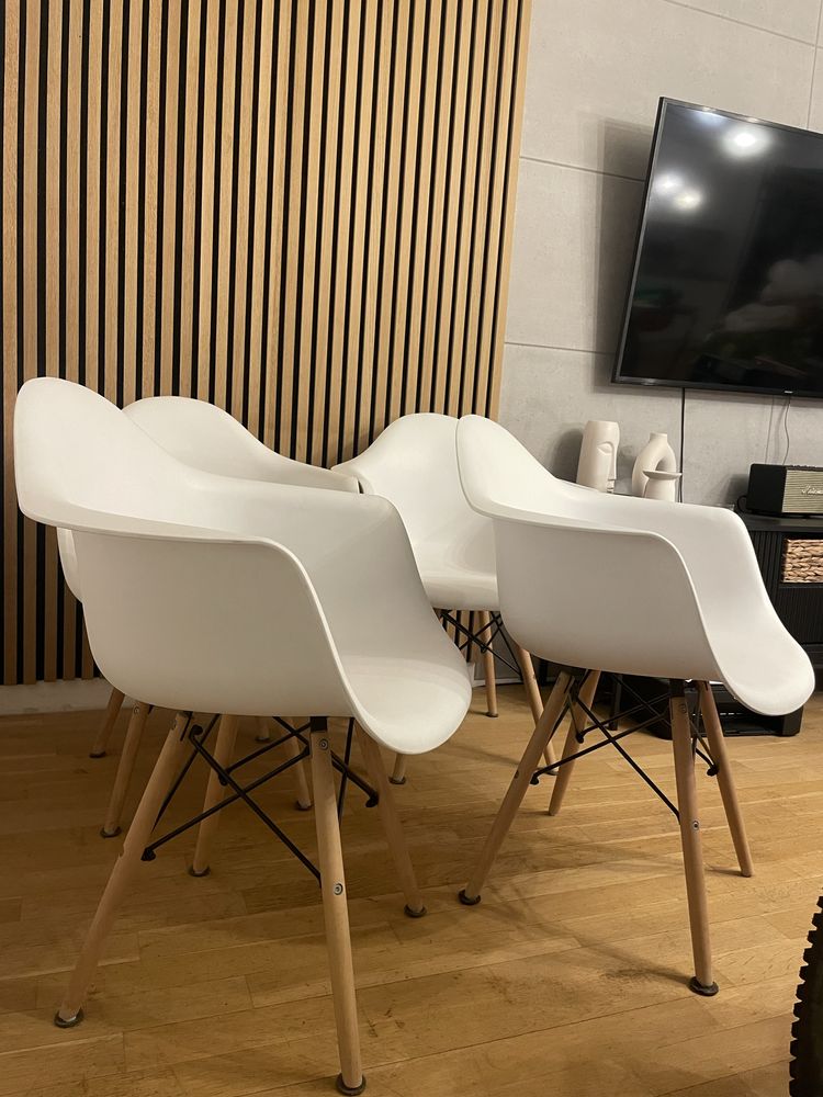 Krzesła fotele skandynawskie z drewnianymi nóżkami 4 sztuki