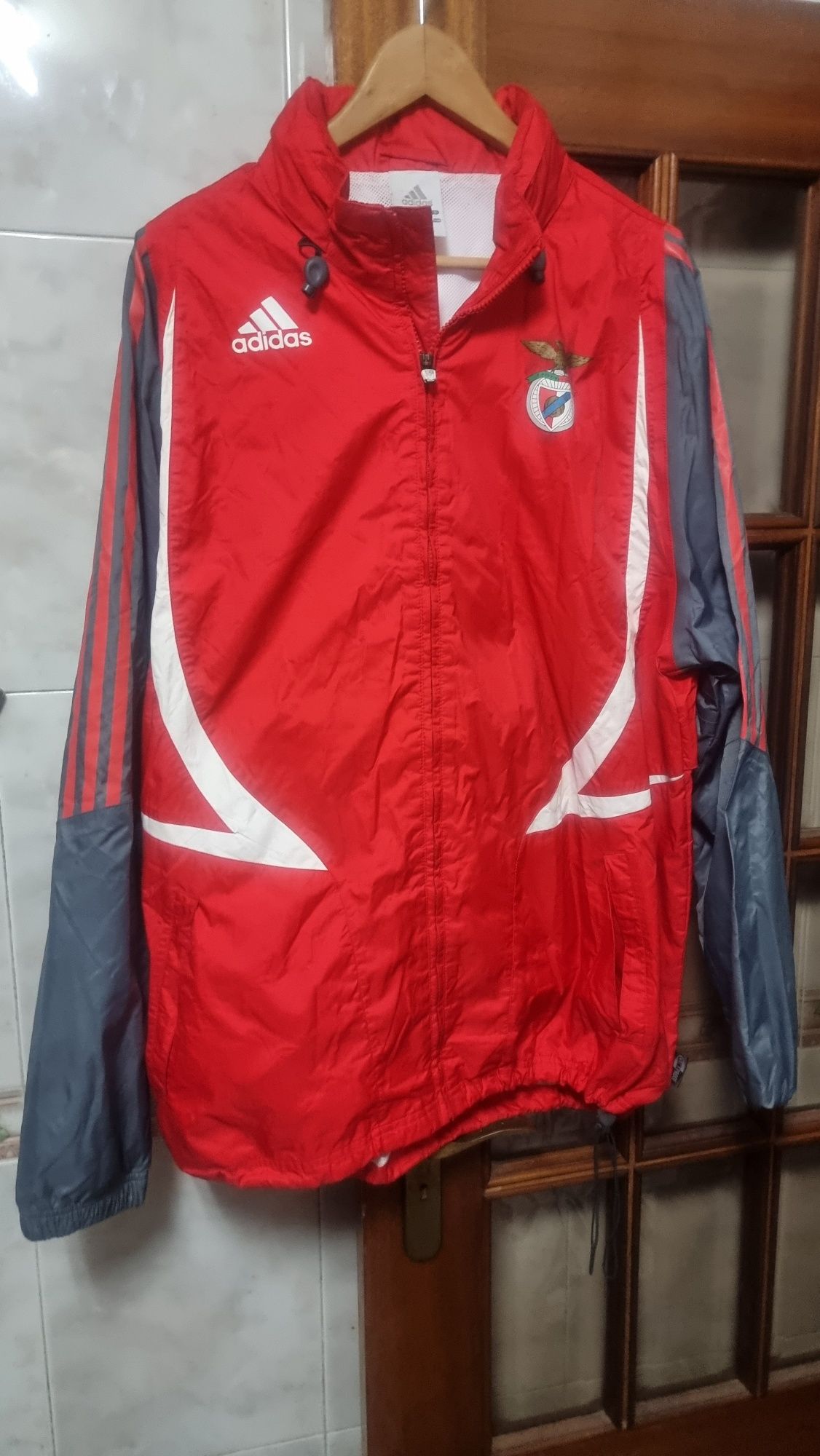 Casaco  impermeavel  do benfica.