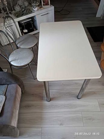 Stół kuchenny z krzesłami
