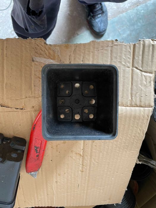 Sprzedam doniczki kwadratowe przemysłowe P 9: 05 litra pojemności.