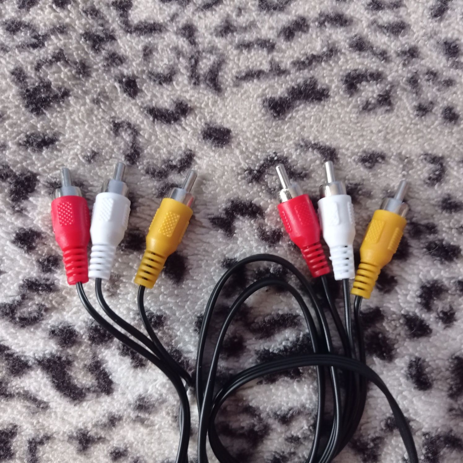 Конвертер з HDM на AVI в комплекті HDMI і AVI кабелі