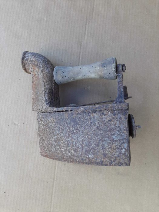 Ferro de engomar a brasas com chaminé
