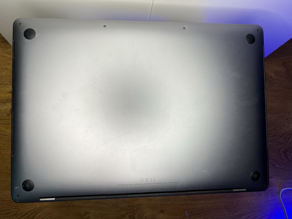 Apple MacBook Pro A1990 I7 16GB DDR4 256