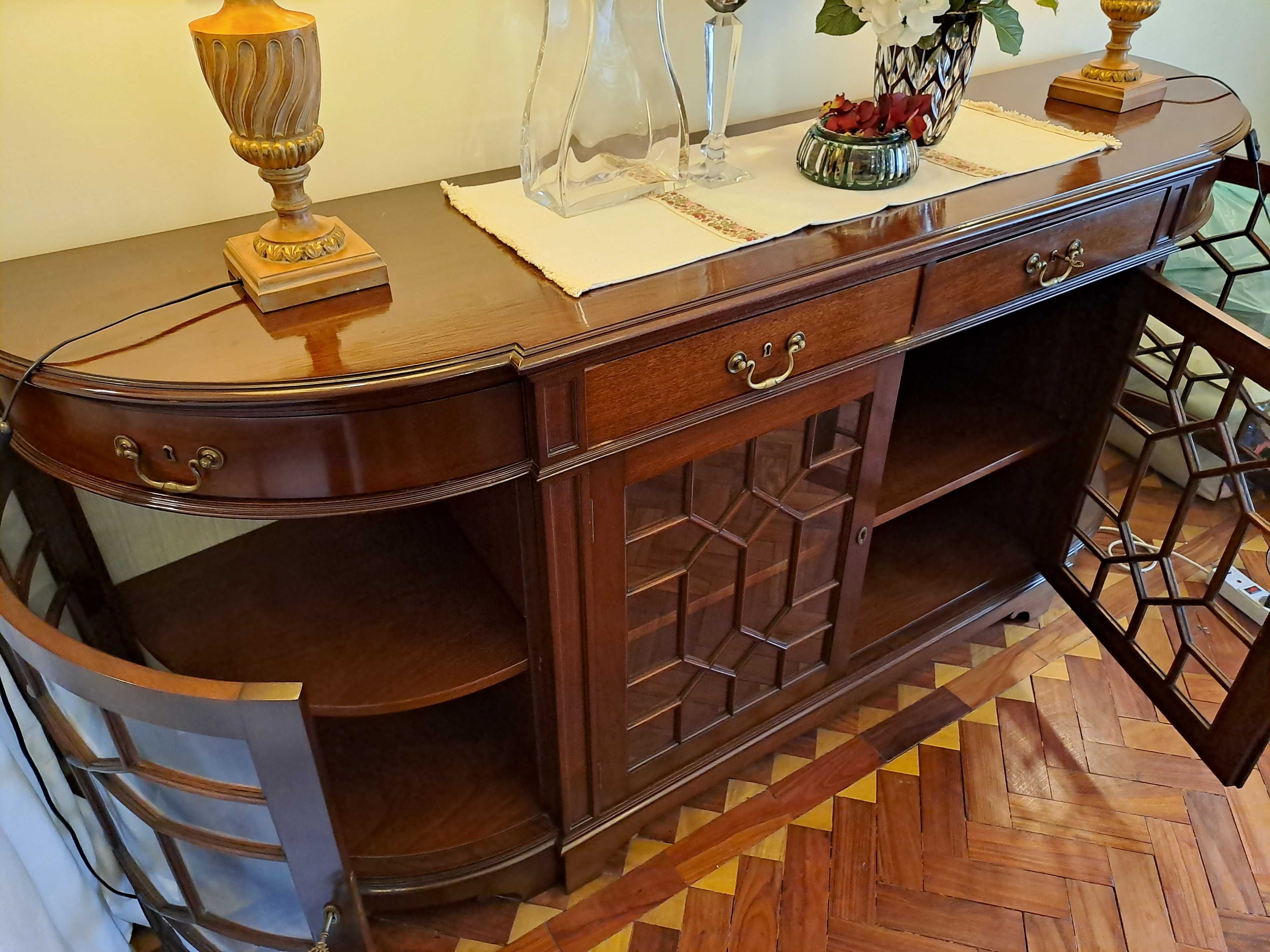 Magnífico Aparador / Sideboard / Cristaleira