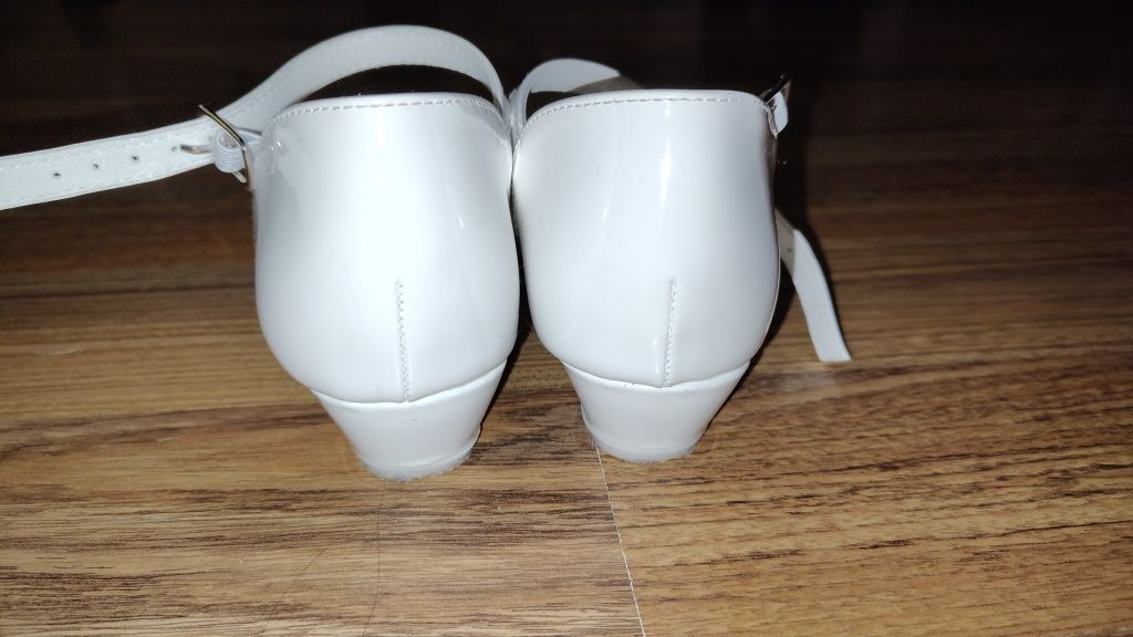 Buty lakierki białe do Komunii