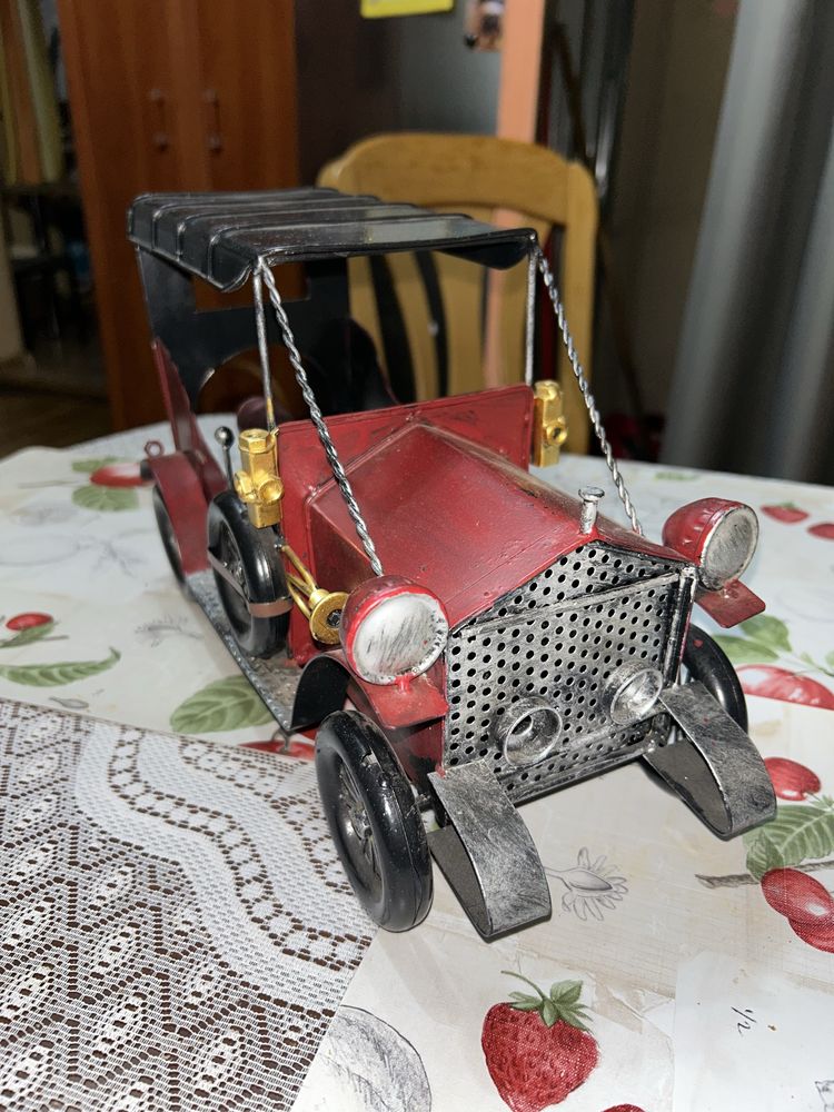 Zabytkowe auto stojak na wino.