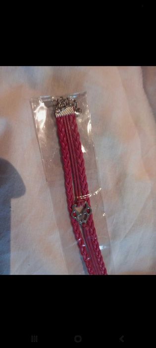 Pulseiras em fita de pele com patinha metálica - Local