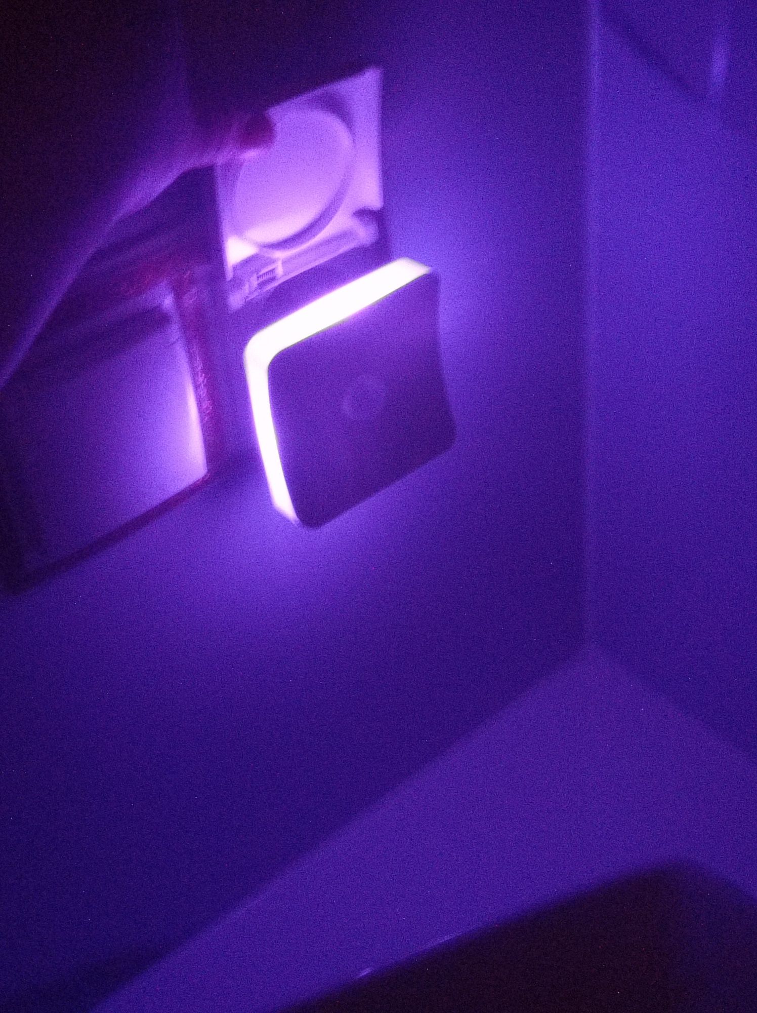 Lampka LED nocna Beartop, z czujnikiem zmierzchu, zmieniająca k