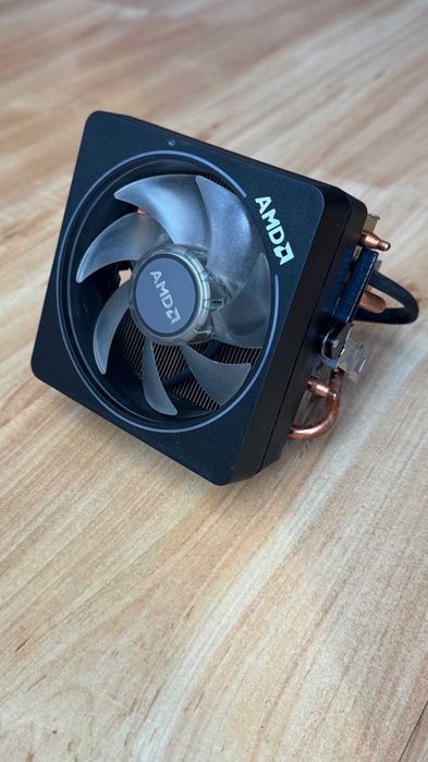 AMD Ryzen 7 3700X + кулер Wraith Prism (боксовий)