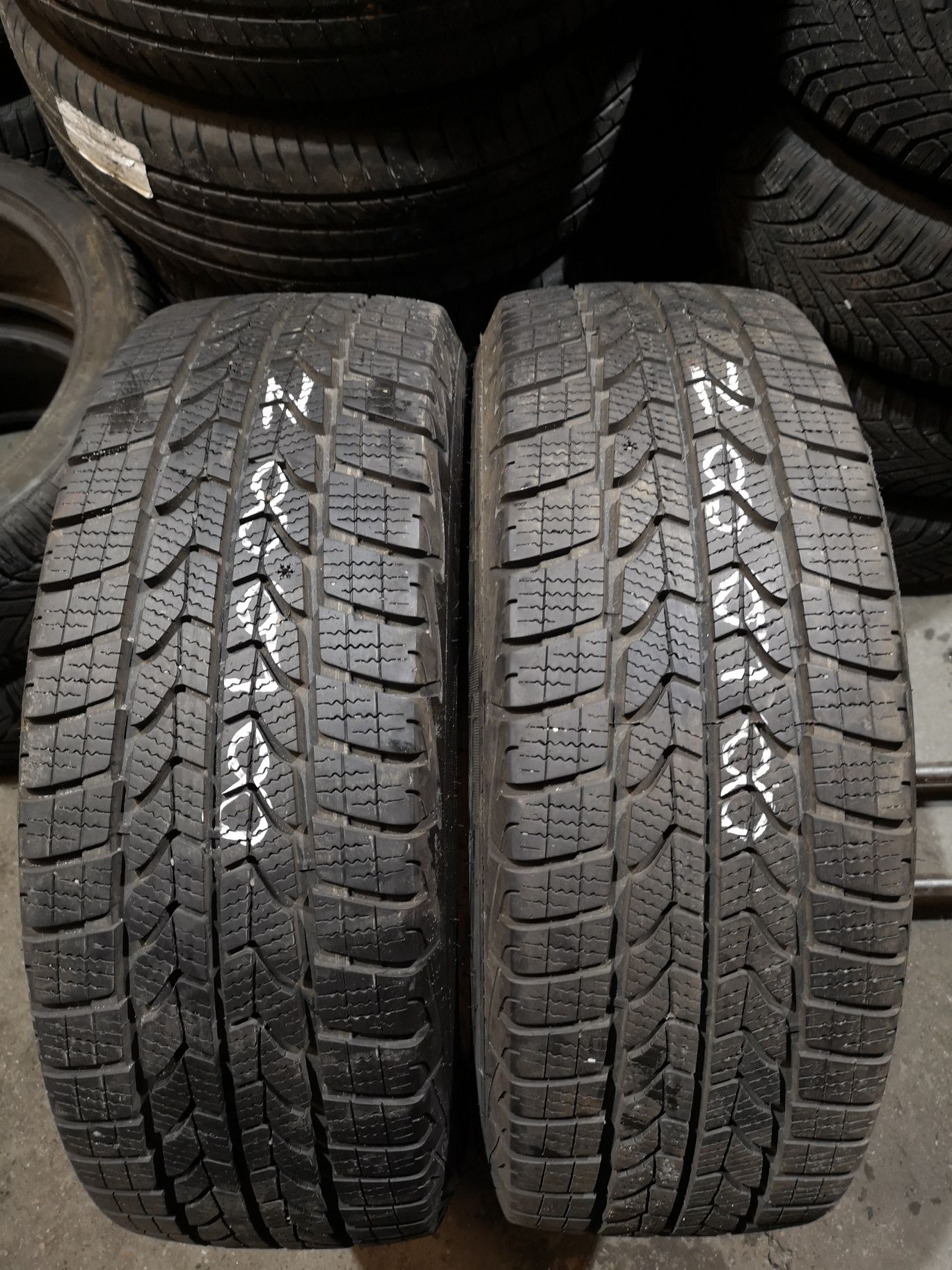 Opony zimowe wzmacniane 215/60/17C Goodyear 2szt 9mm 2022r