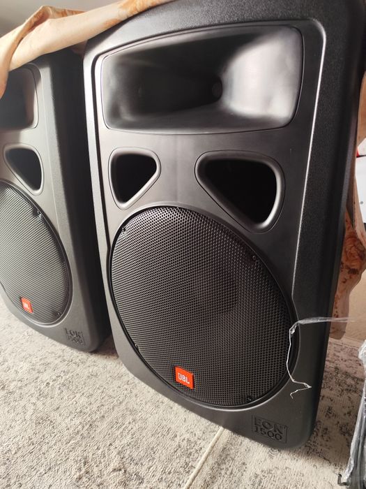 Colunas JBL e amplificador
