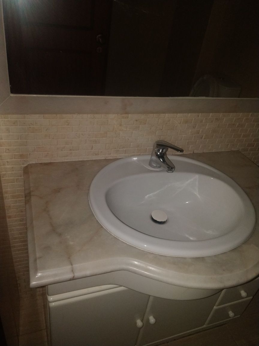 Moveis de casa de banho com lavatório embutido e pedra mármore.