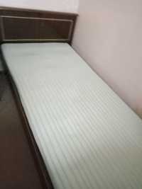 ліжко односпальне дерев'яне з матрасом.