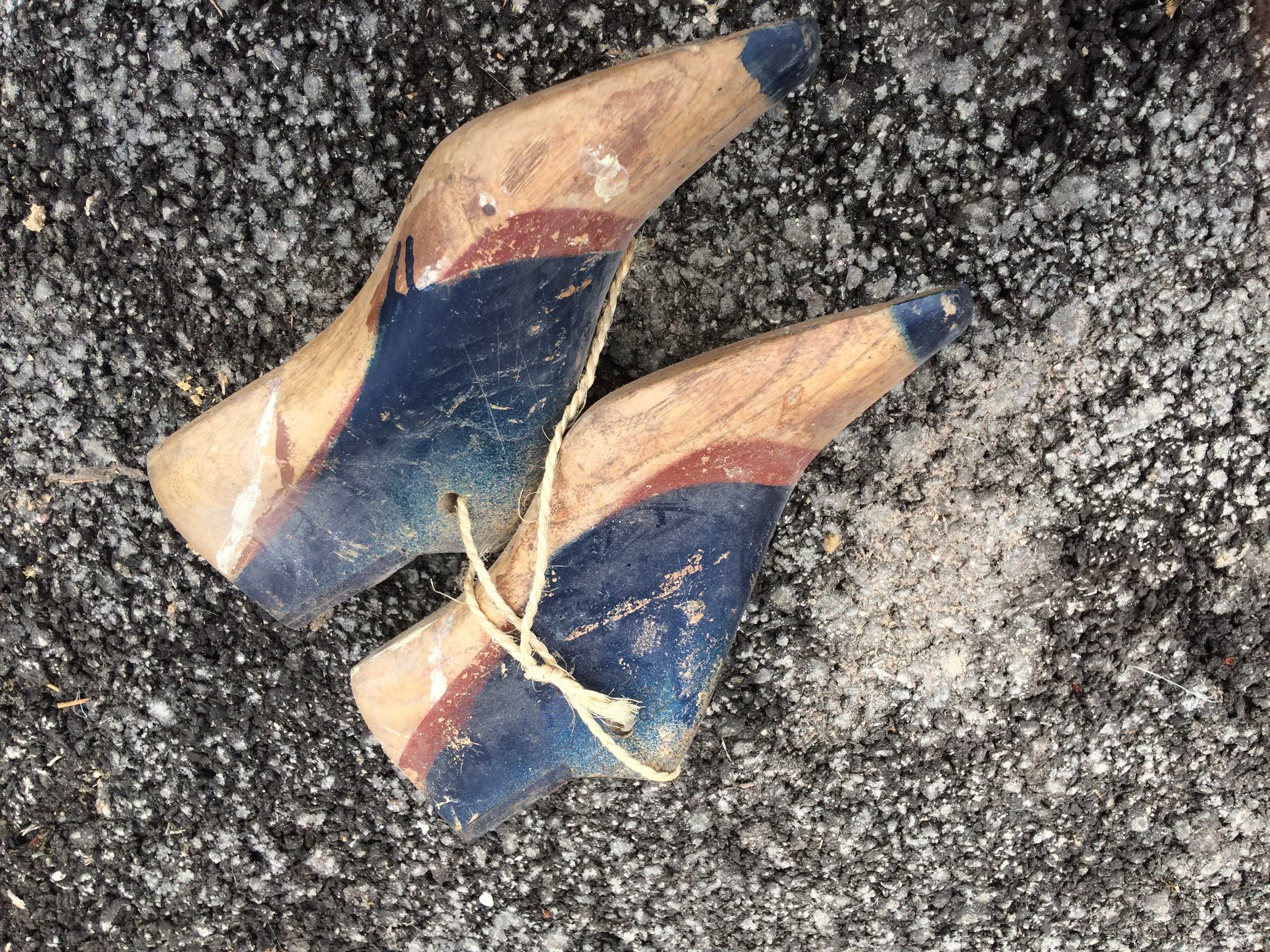 Lote de moldes antigos, em madeira, para fazer sapatos