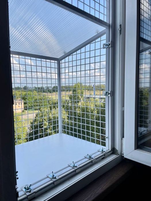 Балкон на пів стулки вікна для котиків