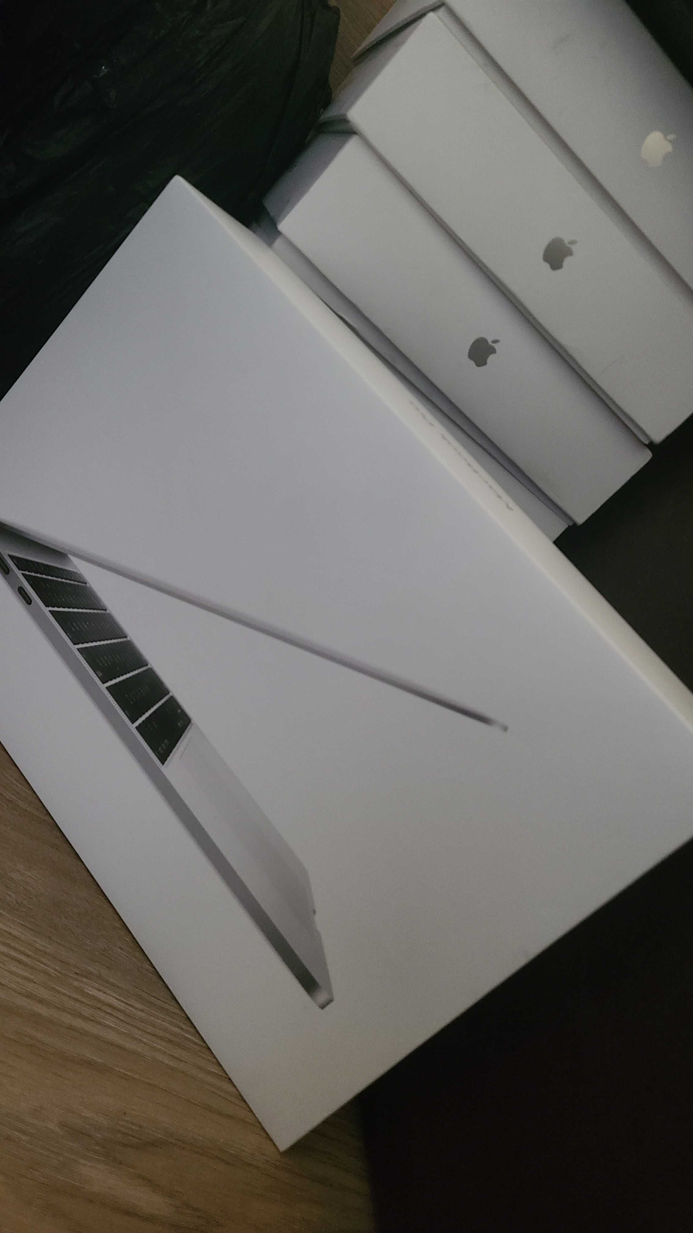 Продам Macbook А1708