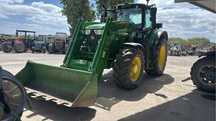 John Deere 6155M,com carregador frontal com balde e garfos