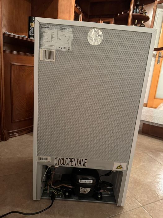 Frigorífico tipo mini-bar Eletronia