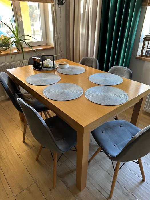 Sprzedam krzesła 25 sztuk i stoły komplety 6 stołów