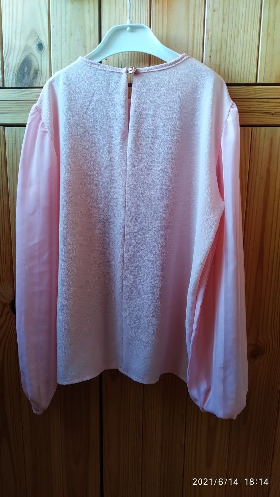 Красивая женственная блузка  140 см.