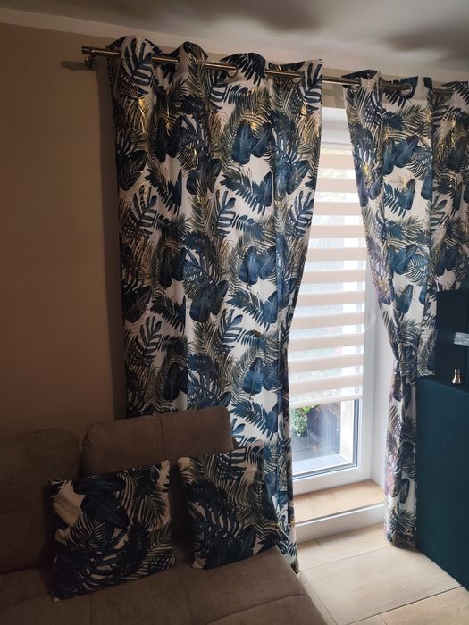 Sprzedam  dwie zasłony z poduszkami